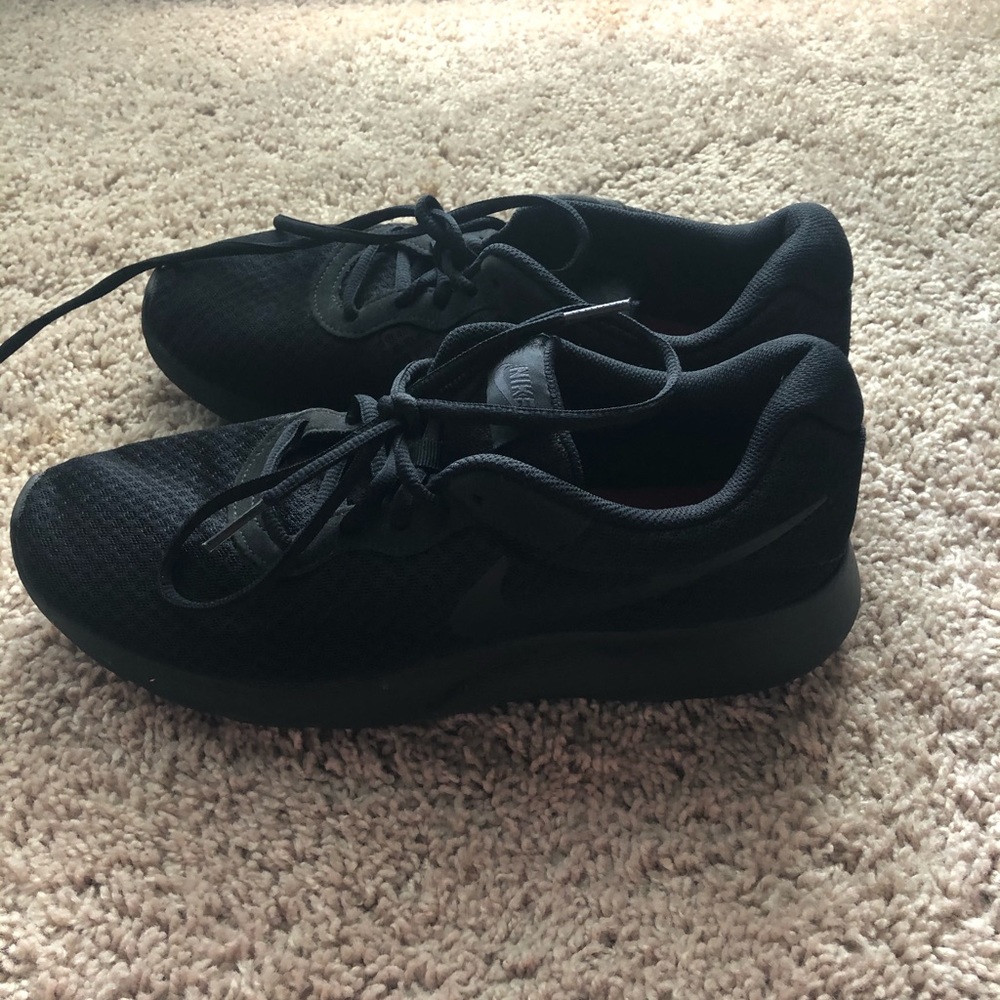 All Black Nike Tennis Shoes